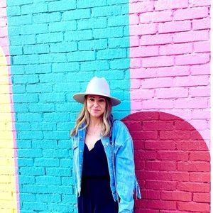 Meet your Posher, Casey